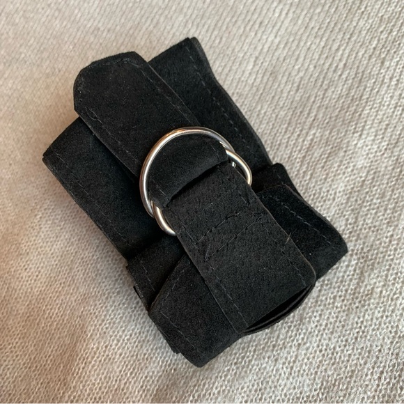 Hand crafted - Black Leather Cuff violet bead metal pieces ajustable bracelet - Picture 5 of 7